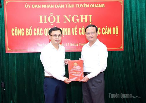 Phó Chủ tịch Thường trực UBND tỉnh Nguyễn Mạnh Tuấn trao Quyết định cho ông Phạm Anh Tuấn.