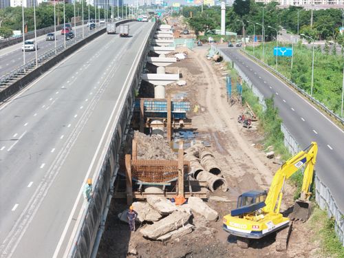 Hàng chục trụ cầu cạn nằm hai bên cầu vượt Đỗ Xuân Hợp đã hoàn thành, sẵn sàng cho các hạng mục tiếp theo.