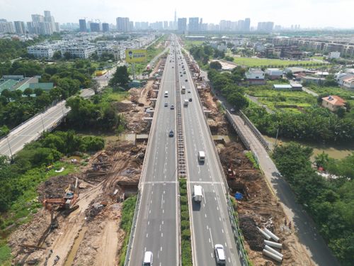 Dự án mở rộng đường nối cao tốc TP.HCM - Long Thành - Dầu Giây, đoạn từ nút giao An Phú đến đường Vành đai 2, qua phường An Phú và phường Long Trường, dài 3,2km, đang được mở rộng từ 4 lên 8 làn xe.