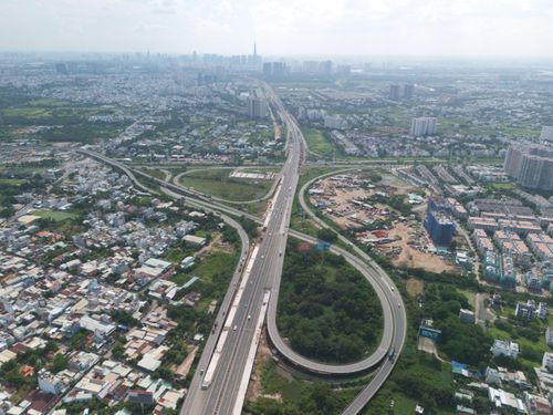 Sau khi hoàn thành, công trình được kỳ vọng tháo gỡ “điểm nghẽn” giao thông khu vực phía Đông TP.HCM, mở thêm trục kết nối trực tiếp với sân bay quốc tế Long Thành (Trong ảnh là điểm cuối dự án, tại nút giao với đường Vành đai 2 TP.HCM).