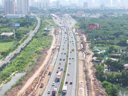 Dự án có tổng mức đầu tư 938 tỷ đồng từ nguồn ngân sách TP.HCM, do Ban Quản lý dự án đầu tư xây dựng các công trình giao thông TP.HCM làm chủ đầu tư (Trong ảnh là đoạn tuyến giao với nút giao An Phú).