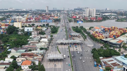 Theo ghi nhận của phóng viên trong buổi sáng, dòng xe qua khu vực trạm thu phí vẫn được duy trì liên tục. Ô tô du lịch, xe tải, container, xe máy… lần lượt di chuyển qua các làn được tổ chức lại, không xảy ra tình trạng phương tiện phải dừng chờ hay ùn tắc.
