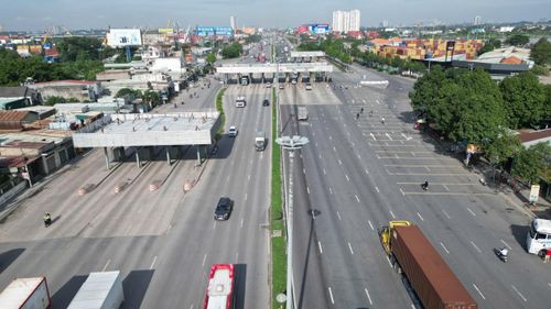 “Phương án tổng thể vẫn bảo đảm 4 làn xe lưu thông ở mỗi giai đoạn. Khi làm chỉ đóng 2 làn để thi công, xong sẽ trả lại làn xe và chuyển dòng phương tiện sang khu vực đã hoàn thiện. Sáng nay giao thông lưu thông ổn định, thông thoáng, không xảy ra ùn ứ”, ông Hiệp cho biết.