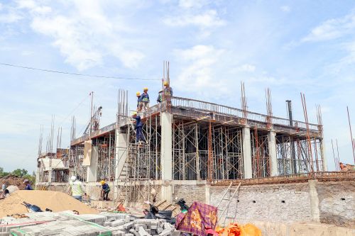 Đối với các khu vực đã được bàn giao mặt bằng, trong đó có khu vực xây dựng nhà điều hành, nhà thầu huy động nhân lực, vật lực, tập trung thi công. Đến nay, nhà điều hành đã cơ bản hoàn thành kết cấu nền móng, khung....đảm bảo tiến độ đề ra.