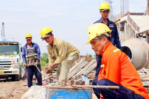 Các nhà thầu đã huy động hơn 150 kỹ sư và công nhân 60 máy móc, thiết bị tổ chức thành các mũi, tập trung thi công cầu Võ Văn Kiệt, đắp cát nền đường, xây dựng nhà điều hành...