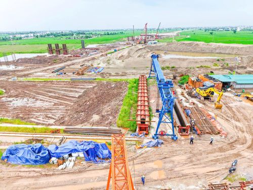 Những ngày giữa tháng 8, dự án xây dựng cao tốc Ninh Bình - Hải Phòng (CT.08), qua địa phận tỉnh Hưng Yên đang được triển khai rầm rộ với nhiều mũi thi công.