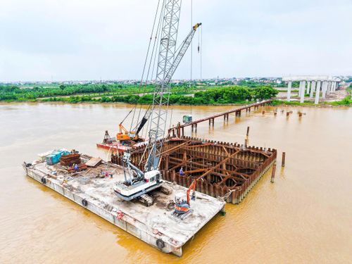 Theo ông Nguyễn Mạnh Hùng, chuyên viên Công ty Cổ phần Đầu tư đường cao tốc Nam Định - Thái Bình (chủ đầu tư dự án) thông tin, toàn dự án đang triển khai 14 gói thầu xây lắp (11 gói thầu làm đường và 3 gói thầu làm cầu) với hơn 1.000 công nhân và thiết bị máy móc làm việc ở nhiều mũi thi công khác nhau.