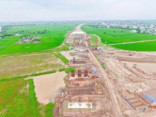 Ông Hùng cho hay, hiện nay vướng mắc lớn nhất của dự án là khan hiếm vật liệu đào đắp nền đường, nhất là cát.