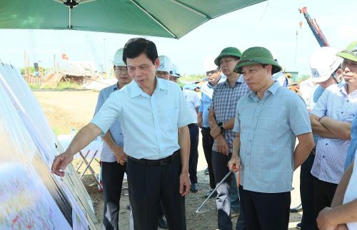 Trước đó, ngày 27/7, trong buổi kiểm tra dự án, Thứ trưởng Bộ Xây dựng Lê Anh Tuấn cho rằng, tỉnh Hưng Yên và các đơn vị liên quan, khẩn trương giải quyết dứt điểm khó khăn về nguồn vật liệu xây dựng cho dự án. Tỉnh phối hợp với cơ quan liên quan đẩy nhanh việc đưa các mỏ vật liệu đã được chấp thuận vào khai thác; nghiên cứu cơ chế phù hợp nhằm tháo gỡ khó khăn về giá và nguồn cung vật liệu cho dự án.