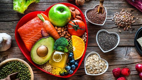 Bạn có thể tham khảo chế độ ăn DASH (viết tắt của Phương pháp ăn kiêng để ngăn chặn tăng huyết áp) , vốn ít natri và giàu kali gấp 3 lần so với chế độ ăn trung bình