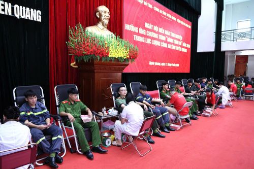Cán bộ chiến sĩ Công an tỉnh tham gia hiến máu tại ngày hội