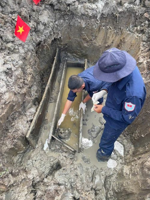 Sau khi tìm được 3 hài cốt, lực lượng chức năng lấy mẫu sinh phẩm để giám định ADN để đối chiếu tìm ra thân nhân liệt sĩ, từ đó xác định danh tính 3 hài cốt liệt sĩ. Ảnh: Phương Vũ