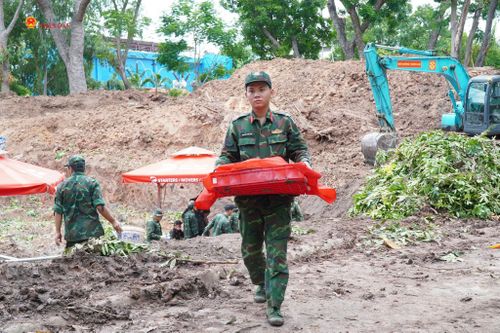 Ngày 11/8, lực lượng tìm kiếm phát hiện12 hài cốt liệt sĩ tại Công viên Lê Thị Riêng. Ảnh: Hoa Lê