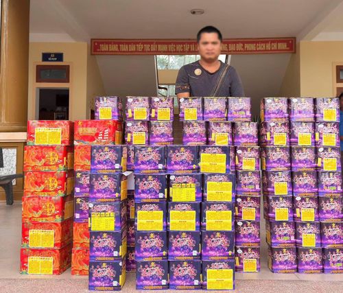 Đối tượng Đoàn Quý Hợi và số pháo hoa bị thu giữ. Ảnh Công an xã Thiên Nhẫn.