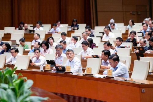 Thủ tướng Chính phủ Lê Minh Hưng và Thường trực Ban Bí thư Trần Cẩm Tú tại phiên họp (Ảnh VPQH)