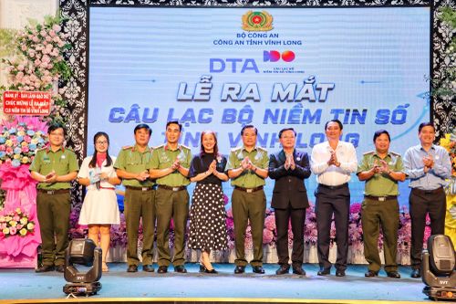 Đồng chí Nguyễn Quỳnh Thiện, Phó Chủ tịch UBND tỉnh Vĩnh Long cùng lãnh đạo các đơn vị, sở ngành tại lễ ra mắt Câu lạc bộ Niềm tin số tỉnh Vĩnh Long.