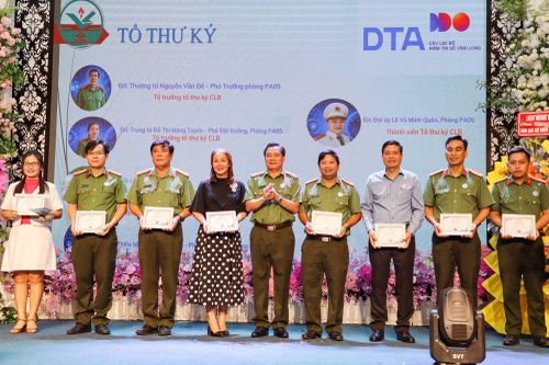 Thiếu tướng Nguyễn Thanh Hải, Giám đốc Công an tỉnh Vĩnh Long trao quyết định Ban điều hành và Tổ thư ký Câu lạc bộ Niềm tin số tỉnh Vĩnh Long.
