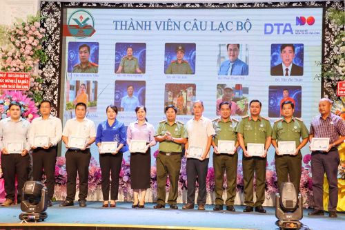 Đại tá Trần Quốc Phục, Phó Giám đốc Công an tỉnh Vĩnh Long trao chứng nhận cho các thành viên Câu lạc bộ Niềm tin số tỉnh Vĩnh Long.