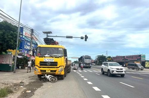 Vụ tai nạn khiến 3 người bị thương, phải nhập viện điều trị.