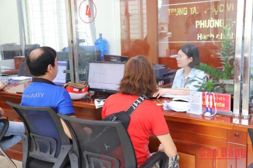 Cán bộ Trung tâm Phục vụ hành chính công phường Thục Phán hỗ trợ người dân thực hiện thủ tục hành chính trên môi trường số.