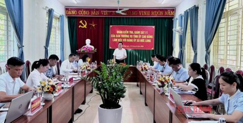Bí thư Đảng ủy phường Thục Phán Vũ Đình Quang kết luận buổi làm việc với Đảng ủy xã Đức Long.