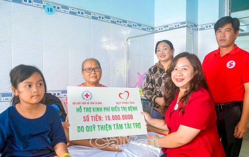 Bà Hồ Quý Nhi, Phó Chủ tịch Hội Chữ thập đỏ tỉnh Cà Mau cùng đoàn đến thăm hỏi, trao hỗ trợ cho bà Nguyễn Thị Hằng (54 tuổi, xã Vĩnh Lợi) đang điều trị tại bệnh viện.