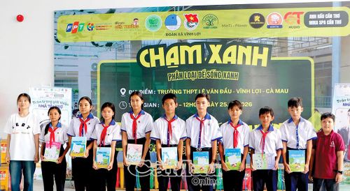 Chương trình trao 100 bộ sách giáo khoa cho học sinh có hoàn cảnh khó khăn đầu năm học 2026-2027, do Ðoàn Thanh niên xã Vĩnh Lợi vận động.