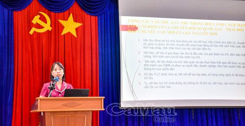 Thạc sĩ Nguyễn Anh Thư, chuyên viên chính Cục Văn thư và Lưu trữ Nhà nước, trình bày chuyên đề công tác lưu trữ tại lớp tập huấn.