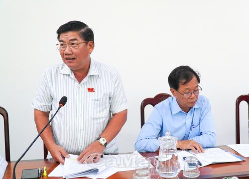 Bí thư Đảng uỷ xã Đất Mới Nguyễn Phương Đông, đại biểu HĐND tỉnh khoá XI, đóng góp ý kiến tại hội nghị.