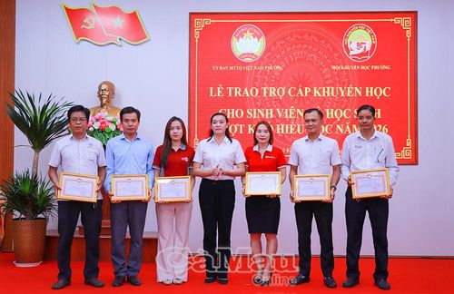 Chủ tịch Uỷ ban MTTQ Việt Nam Phường Lý Văn Lâm Võ Bích Thuỷ trao chứng nhận “Tấm lòng vàng” tri ân các đơn vị đồng hành cùng chương trình.