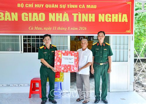 Ban CHQS xã Châu Thới trao tặng gia đình ông Lý Văn Thuỷ phần quà.