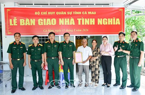 Đoàn công tác chụp ảnh lưu niệm cùng gia đình ông Lý Văn Thuỷ