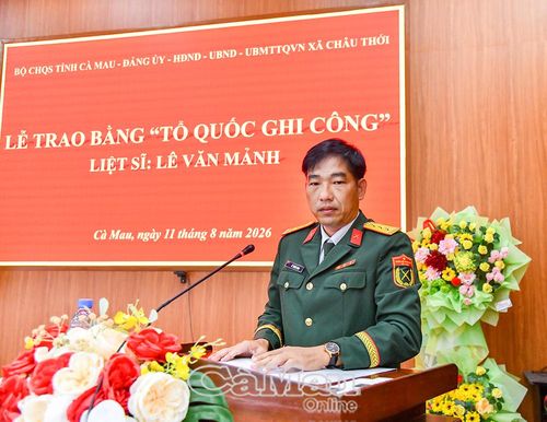 Thượng tá Lê Thanh Sang, Phó Chủ nhiệm Chính trị Bộ CHQS tỉnh Cà Mau, công bố Quyết định của Thủ tướng Chính phủ về việc cấp Bằng “Tổ quốc ghi công” đối với liệt sĩ Lê Văn Mảnh.