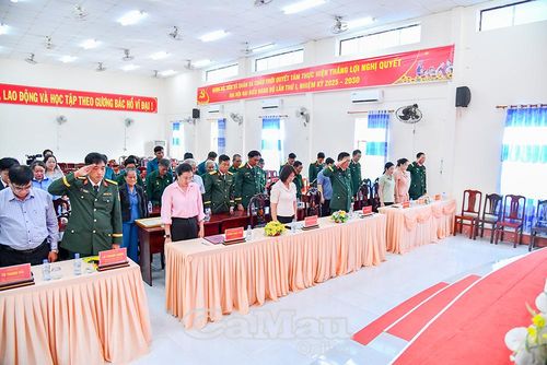 Các đại biểu thực hiện nghi thức tưởng niệm, tri ân liệt sĩ Lê Văn Mảnh.
