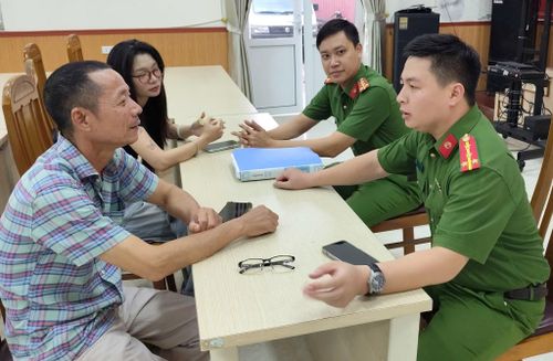 Đại uý Nguyễn Duy Khánh giải thích cho ông L.V.L các phương thức, thủ đoạn lừa đảo trên không gian mạng.↵