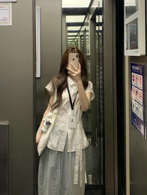Nhiều người có thói quen "pose" vài pô ảnh trong thang máy.