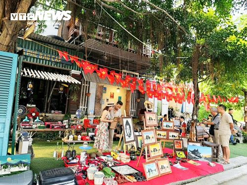 Tranh ghép từ than đá được trưng bày, giới thiệu tới người dân. Tuy nhiên, trăn trở lớn nhất của nhóm là việc lan tỏa để nhiều người biết đến sản phẩm mới giúp tạo công việc ổn định. (Ảnh: Đỗ Minh)