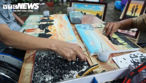 Những mẩu than được lựa chọn cẩn thận để ghép đặt đúng vị trí. (Ảnh: Tiến Thắng)