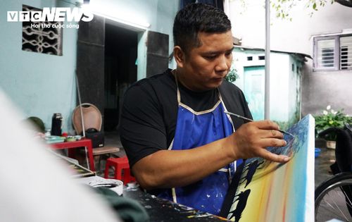 Họa sĩ Đỗ Trọng Minh đảm nhận khâu phác thảo những bức tranh trước khi phối ghép than đá. (Ảnh: Tiến Thắng)