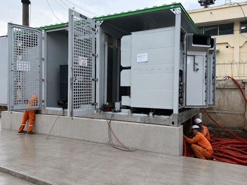 Đội ngũ kỹ thuật thực hiện đấu nối, hoàn thiện hệ thống BESS tại TBA 110kV Song Khê (E7.12).