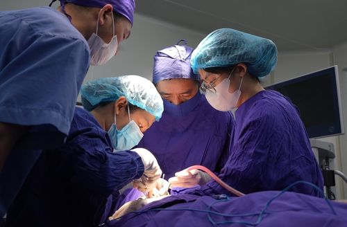 Bác sĩ xử trí ca bệnh hóc xương cá.