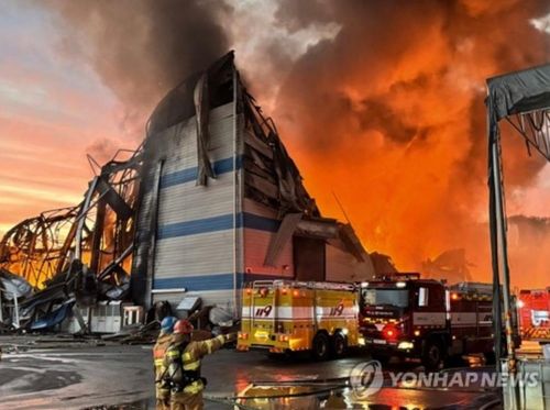Cháy kho chứa hóa chất nguy hiểm ở Pyeongtaek được khống chế sau khoảng 9 giờ.
