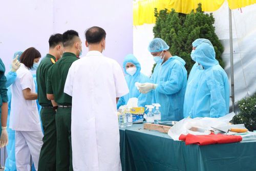 Lực lượng chức năng tích cực triển khai công tác khai quật, lấy mẫu hài cốt liệt sĩ. Ảnh: PV