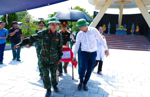 Trong quá trình thực hiện, lãnh đạo xã thường xuyên có mặt tại hiện trường để nắm tình hình, kịp thời điều phối nhân lực và tháo gỡ những khó khăn phát sinh. Ảnh: PV