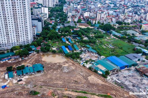 Tại khu vực liền kề chung cư CT5 Xa La, một diện tích mặt bằng lớn đã được dọn dẹp để phục vụ thi công. Theo phương án, nút giao sẽ gồm cầu vượt trực thông cùng đảo vòng xuyến, hệ thống cây xanh, vỉa hè và các hạng mục tổ chức giao thông đồng bộ. Ảnh: Duy Khánh