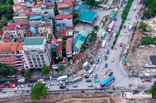 Tình trạng này khiến ùn tắc vì thế thường xuyên xảy ra, ảnh hưởng đến việc đi lại của người dân. Ảnh: Duy Khánh