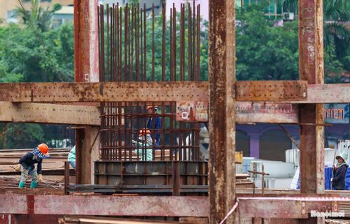 Các công nhân đang tăng tốc thi công cầu trụ tại dự án nút giao đường 70 - Phạm Tu. Ảnh: Duy Khánh