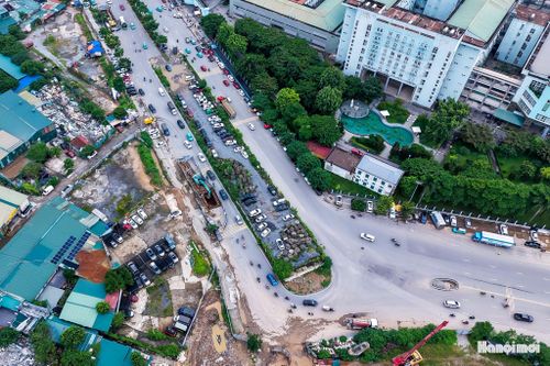 Trước đây, hình ảnh phần cầu đã được xây dựng nhưng chưa thể hoàn thiện từng trở thành dấu ấn của một dự án kéo dài. Việc công trình dang dở khiến phương tiện phải di chuyển qua một hướng tuyến nhỏ, trong khi lưu lượng giao thông tại khu vực rất lớn, đặc biệt quanh Bệnh viện K Tân Triều và các tuyến Xa La, Phúc La, Nguyễn Xiển. Ảnh: Duy Khánh
