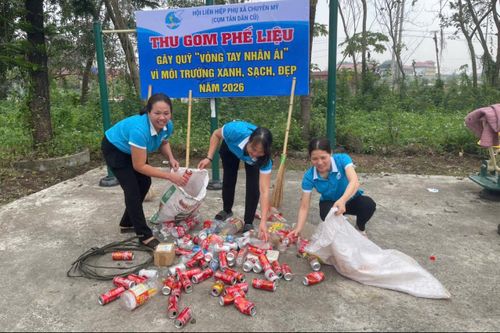 Phụ nữ xã Chuyên Mỹ thu gom phế liệu gây quỹ hỗ trợ người có hoàn cảnh khó khăn. Ảnh: Ngọc Yến
