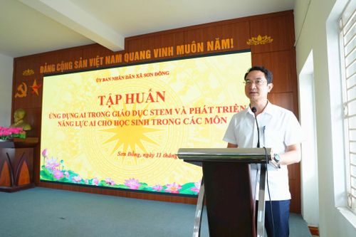 Phó Chủ tịch Thường trực UBND xã Sơn Đồng Cao Văn Tâm phát biểu khai mạc buổi tập huấn. Ảnh: NS